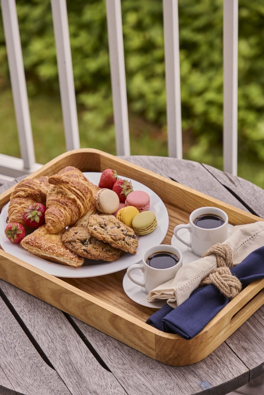 A tray of breakfast goodies, coffee, and napkins.