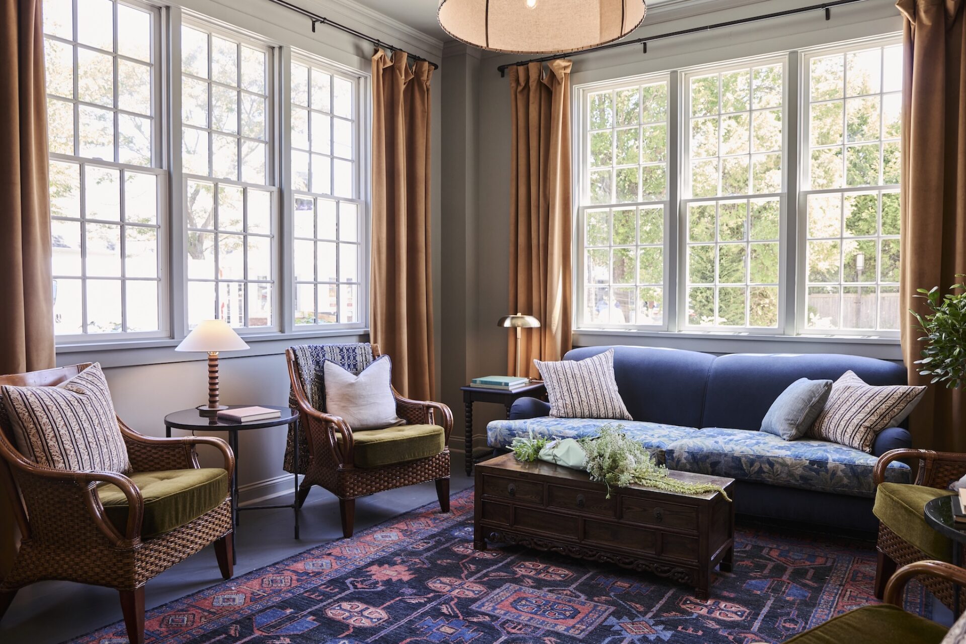 A plush seating area and lounge at The Harbor Front Inn.